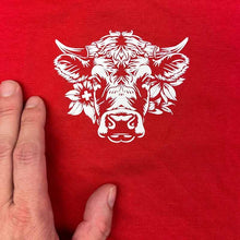 Lade das Bild in den Galerie-Viewer, Kuh auf rotem Produkt ohne Matterhorn ca. 11 cm breit