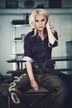 Lade das Bild in den Galerie-Viewer, Bluse "Red Bow" Bugelfrei