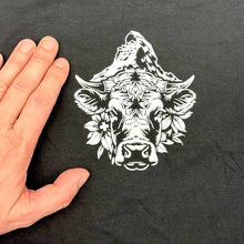 Lade das Bild in den Galerie-Viewer, Kuh auf schwarzem Produkt mit Matterhorn ca. 11cm breit