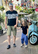 Lade das Bild in den Galerie-Viewer, Scherenschnitt T-Shirt Schwarz Heimat Brust