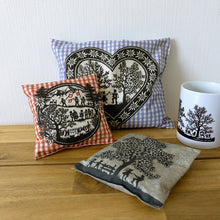 Charger l'image dans la galerie, ARVEN-KISSEN MINI Vichy rot Scherenschnitt by Esther Gerber