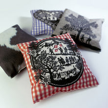 Charger l'image dans la galerie, ARVEN-KISSEN MINI Vichy rot Scherenschnitt by Esther Gerber