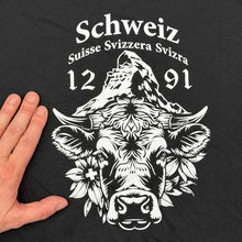 Lade das Bild in den Galerie-Viewer, Kuh auf schwarzem Produkt mit Matterhorn ca. 20cm breit