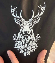 Lade das Bild in den Galerie-Viewer, Hirsch auf Brust