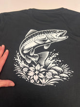 Lade das Bild in den Galerie-Viewer, Fisch (Forelle auf einem T-Shirt, gross
