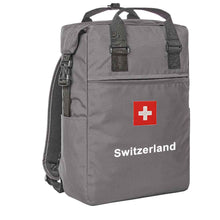 Lade das Bild in den Galerie-Viewer, Trage Rucksack in Grau mit Schweizerkreuz und Text switzerland