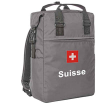 Lade das Bild in den Galerie-Viewer, Trage Rucksack in Grau mit Schweizerkreuz und Text Suisse