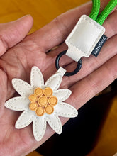 Lade das Bild in den Galerie-Viewer, Schlüsselanhänger Edelweiss aus Kunstleder