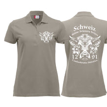 Lade das Bild in den Galerie-Viewer, Polo Damen Silber mit Schweizer Kuh und Text Schweiz Suisse Svizzera Svizra 1291 Confoederatio Helvetica