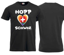 Lade das Bild in den Galerie-Viewer, T-Shirt in Schwarz mit Hopp Schwiiz und einem farbigen (Regenbogen) Herz mit Schweizerkreuz.