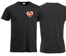 Lade das Bild in den Galerie-Viewer, T-Shirt in Schwarz mit Heinem farbigen (Regenbogen) Herz mit Schweizerkreuz.