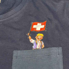 Lade das Bild in den Galerie-Viewer, Taschenbild Swissness Fahnenschwinger T-Shirt