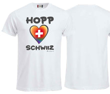 Lade das Bild in den Galerie-Viewer, T-Shirt in Weiss mit Hopp Schwiiz und einem farbigen (Regenbogen) Herz mit Schweizerkreuz.