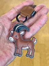 Lade das Bild in den Galerie-Viewer, Schlüsselanhänger Steinbock aus Kunstleder
