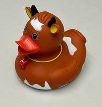 Lade das Bild in den Galerie-Viewer, Badeente Kuh braun mit Schweizerkreuz