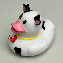 Lade das Bild in den Galerie-Viewer, Badeente Kuh Weiss-Schwarz mit Schweizerkreuz