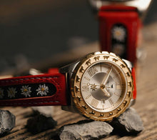 Lade das Bild in den Galerie-Viewer, Damenuhr Edelweissband rot