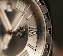 Lade das Bild in den Galerie-Viewer, Damenuhr von Trauffer