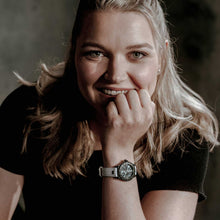 Lade das Bild in den Galerie-Viewer, Damenuhr mit Lederarmband