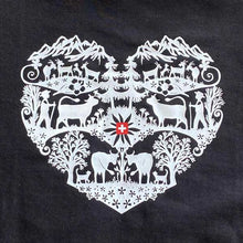 Lade das Bild in den Galerie-Viewer, Alpenherz Scherenschnitt auf schwarzem T-Shirt