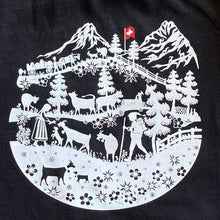 Charger l'image dans la galerie, Alpenleben Scherenschnitt auf schwarzem T-Shirt