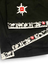 Lade das Bild in den Galerie-Viewer, Scherenschnitt T-Shirt Schwarz.