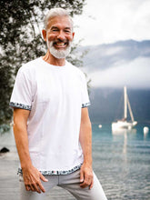 Lade das Bild in den Galerie-Viewer, Weisses T-Shirt mit Scherenschnitt Veredelung