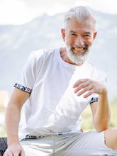 Lade das Bild in den Galerie-Viewer, Weisses T-Shirt mit Scherenschnitt Veredelung