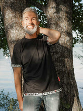 Lade das Bild in den Galerie-Viewer, Scherenschnitt T-Shirt Schwarz