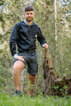 Lade das Bild in den Galerie-Viewer, Schwarzes Hemd mit Stehbund und Edelweiss Veredelung