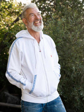 Charger l'image dans la galerie, Weisses Hoodie mit Edelweiss Veredelung