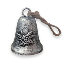 Carica l'immagine nel visualizzatore di Gallery, Campanella color argento con stella alpina e cordoncino, 7 cm
