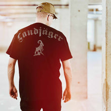 Carica l&#39;immagine nel visualizzatore di Gallery, Spezial Oversize T-Shirt Schwarz mit Text Landjäger (Schwarz reflektierend)
