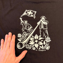 Charger l'image dans la galerie, T-shirt cor des Alpes &amp; lanceur de drapeau motif grand

