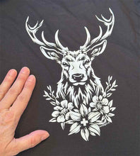 Lade das Bild in den Galerie-Viewer, Hirsch gross auf Schwarz
