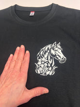 Charger l'image dans la galerie, Pferd auf einem T-Shirt, klein
