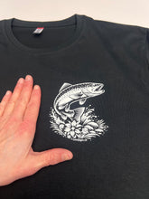 Lade das Bild in den Galerie-Viewer, Fisch (Forelle auf einem T-Shirt, klein
