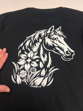 Charger l'image dans la galerie, Pferd auf einem T-Shirt, gross
