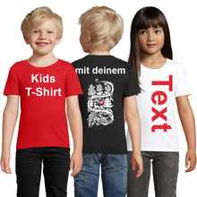 Load image into Gallery viewer, Kinder T-Shirt mit Scherenschnitt und eigenem Text zum Personalisieren
