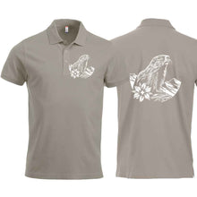 Lade das Bild in den Galerie-Viewer, Polo Unisex mit Murmeltier, Silber, Brust klein &amp; Rücken gross
