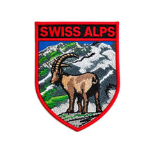 Charger l'image dans la galerie, Gesticktes Stoffabzeichen mit Steinbock, Schweizer Bergpanorama und Swiss Alps Schriftzug. Ein schönes Accessoire für Jacken, Taschen und Rucksäcke. Kopieren
