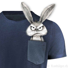 Lade das Bild in den Galerie-Viewer, T-Shirt mit Hase in der Tasche (Taschentier)
