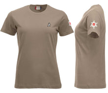 Carica l&#39;immagine nel visualizzatore di Gallery, Premium T-Shirt Women Caffe Latte, Logo und Edelweiss
