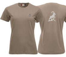 Carica l&#39;immagine nel visualizzatore di Gallery, Premium T-Shirt Women Caffe Latte, mit Logo hinten

