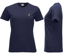 Carica l&#39;immagine nel visualizzatore di Gallery, Premium T-Shirt Women Dunkel Marine, mit Logo
