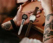 Lade das Bild in den Galerie-Viewer, Rechts die Herrenuhr 43mm, links die Damenuhr 34mm
