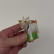 Carica e avvia il video nel visualizzatore di galleria, Pallina di Natale bianca di capra
