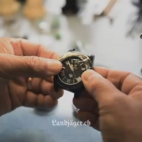 Hochwertige Uhr mit Edelweiss und Kuh, in der Schweiz hergestellt.
