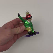 Charger et lire la vidéo dans la visionneuse de la Galerie, Snowboarder &quot;boule&quot; de Noël
