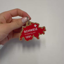 Carica e avvia il video nel visualizzatore di galleria, Portachiavi in legno a forma di Svizzera
